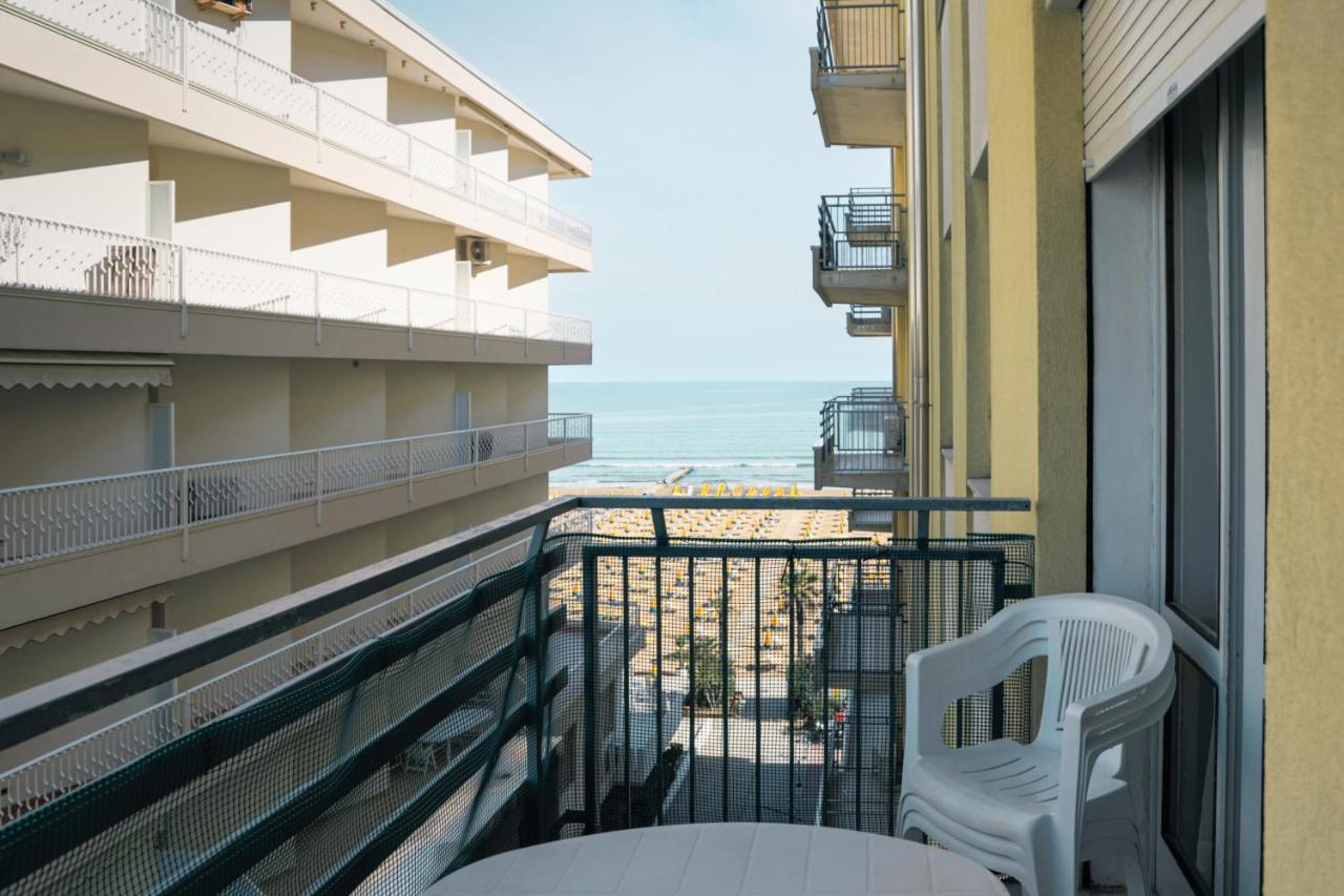 Blu Kobler - Ampio Appartamento Fronte Mare Lido di Jesolo Exteriör bild
